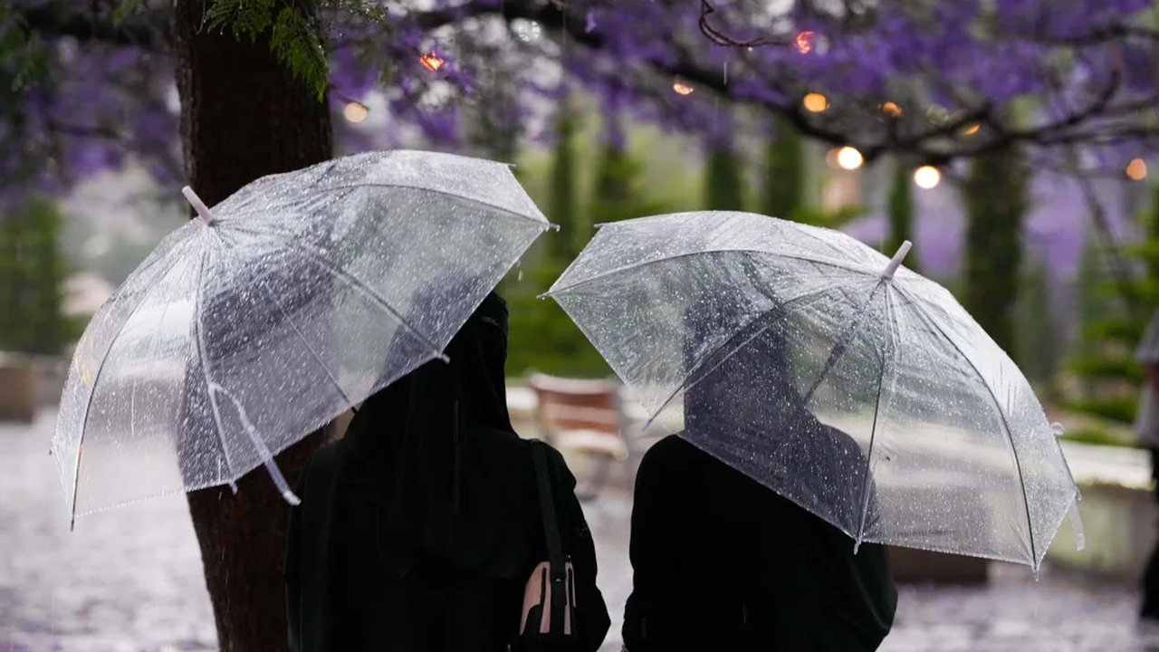 تحذير لثلاث مناطق.. خرائط الأمطار ترصد توسع السيول بالرياض والشرقية والقصيم